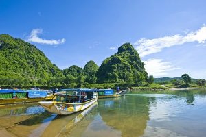 Quang Binh - The picture of monumental blue water of the country