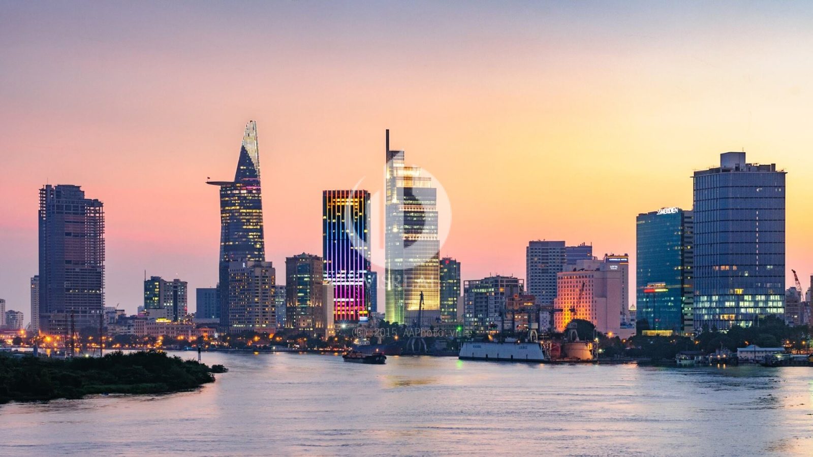 The procedure of buying property for foreigners  - Foreigners can now buy property in Vietnam for living and working purposes. Therefore, our government has passed the Housing Law 2014 - allowing foreign individuals and organizations to own property in Vietnam.