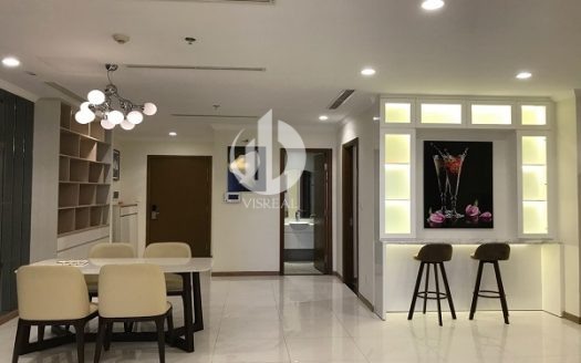 Vinhomes Central Park Apartment – Spacious room, Clean Air with lots of green trees around.