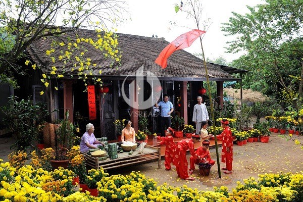 Traditional customs of Vietnamese people on Lunar New Year .