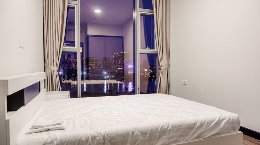 Bedroom and its splendid city view