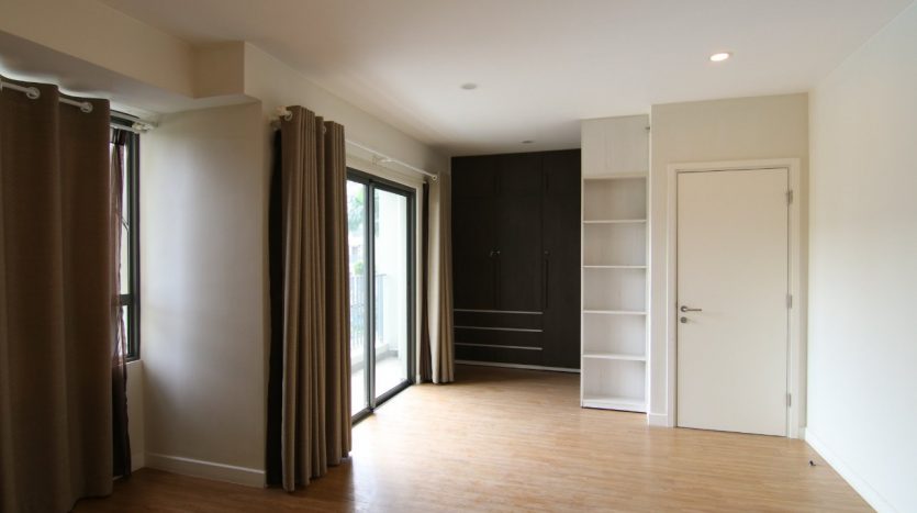A spacious unfurnished room