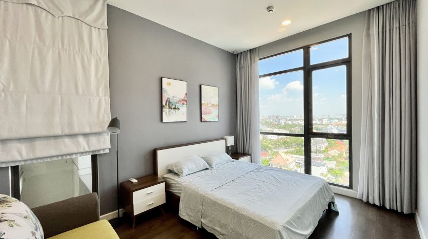Large bedroom with nice view