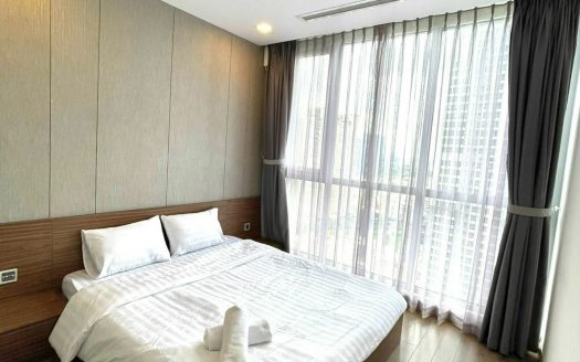 Large and comfy bedroom