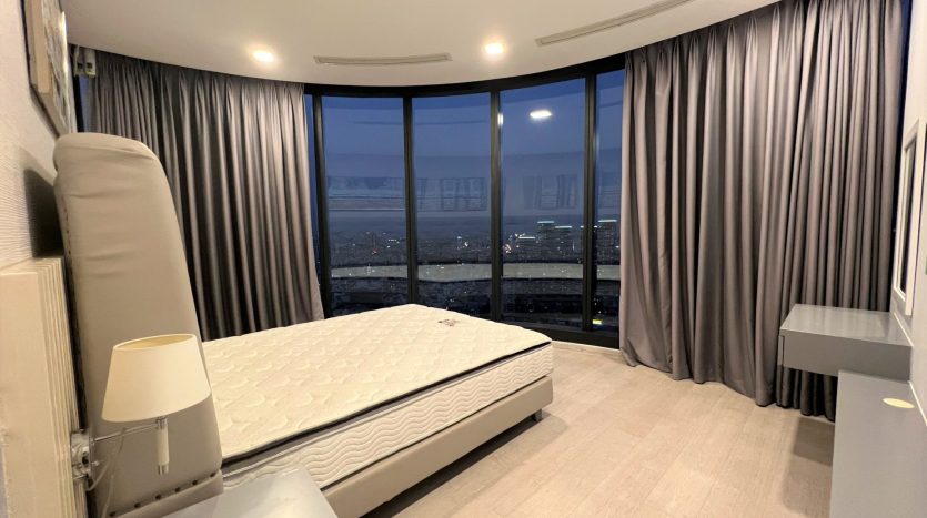 Bedroom with spectacular view of the city