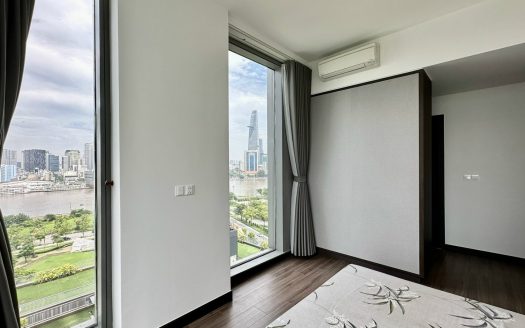 Large bedroom overlooking the river