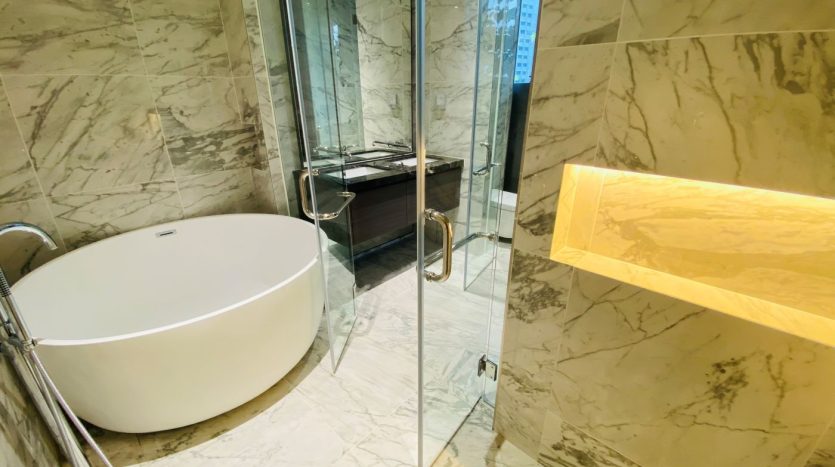 Luxury bathtub in Empire City Cove apartment