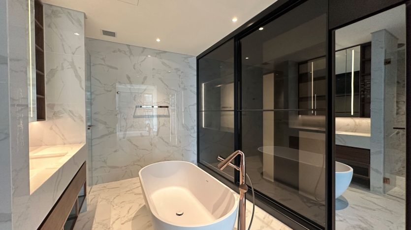 Large bathroom with en-suite tub
