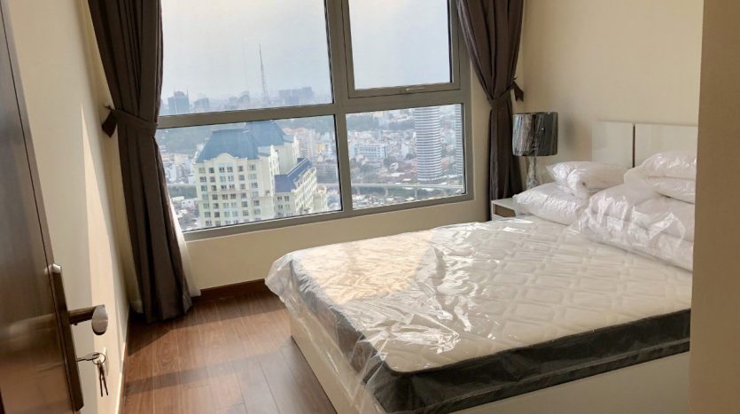 Large bedroom with amazing city view
