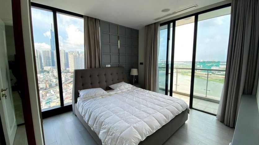 Comfortbsle bedroom with rievr view
