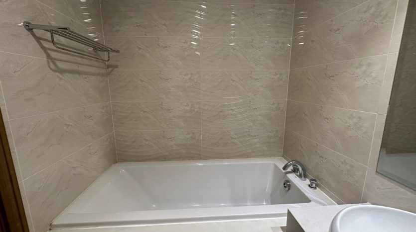 Large bathtub