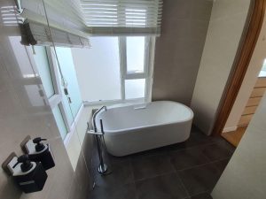 3 bedroom apartment with large bathtub