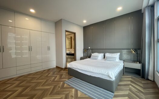 River view 3 bedrooms for rent in Sunwah Pearl Silver House
