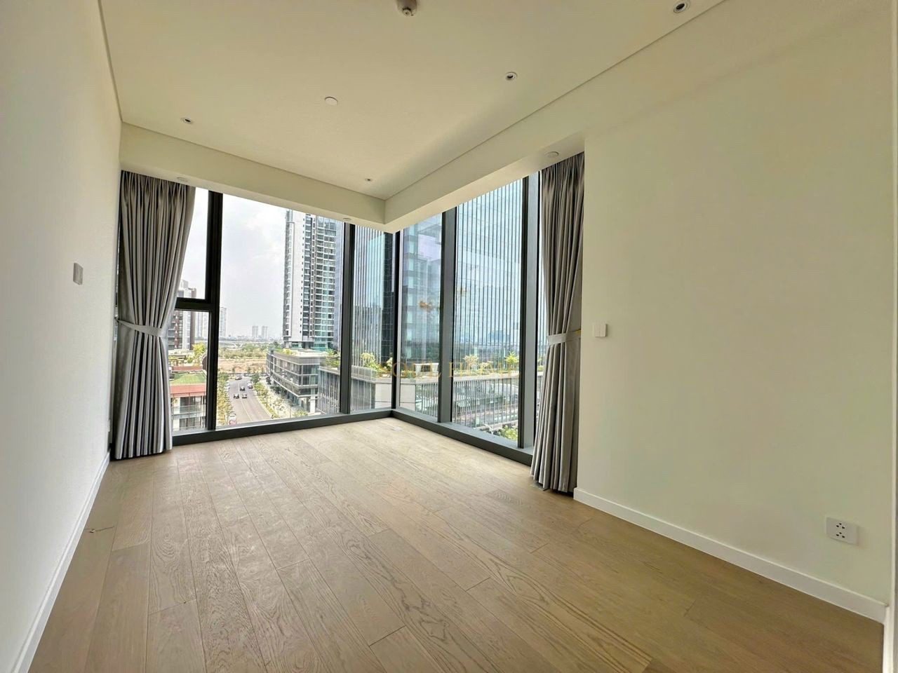 Metropole Opera 2 bedroom for rent unfurnished – Corner layout, good price