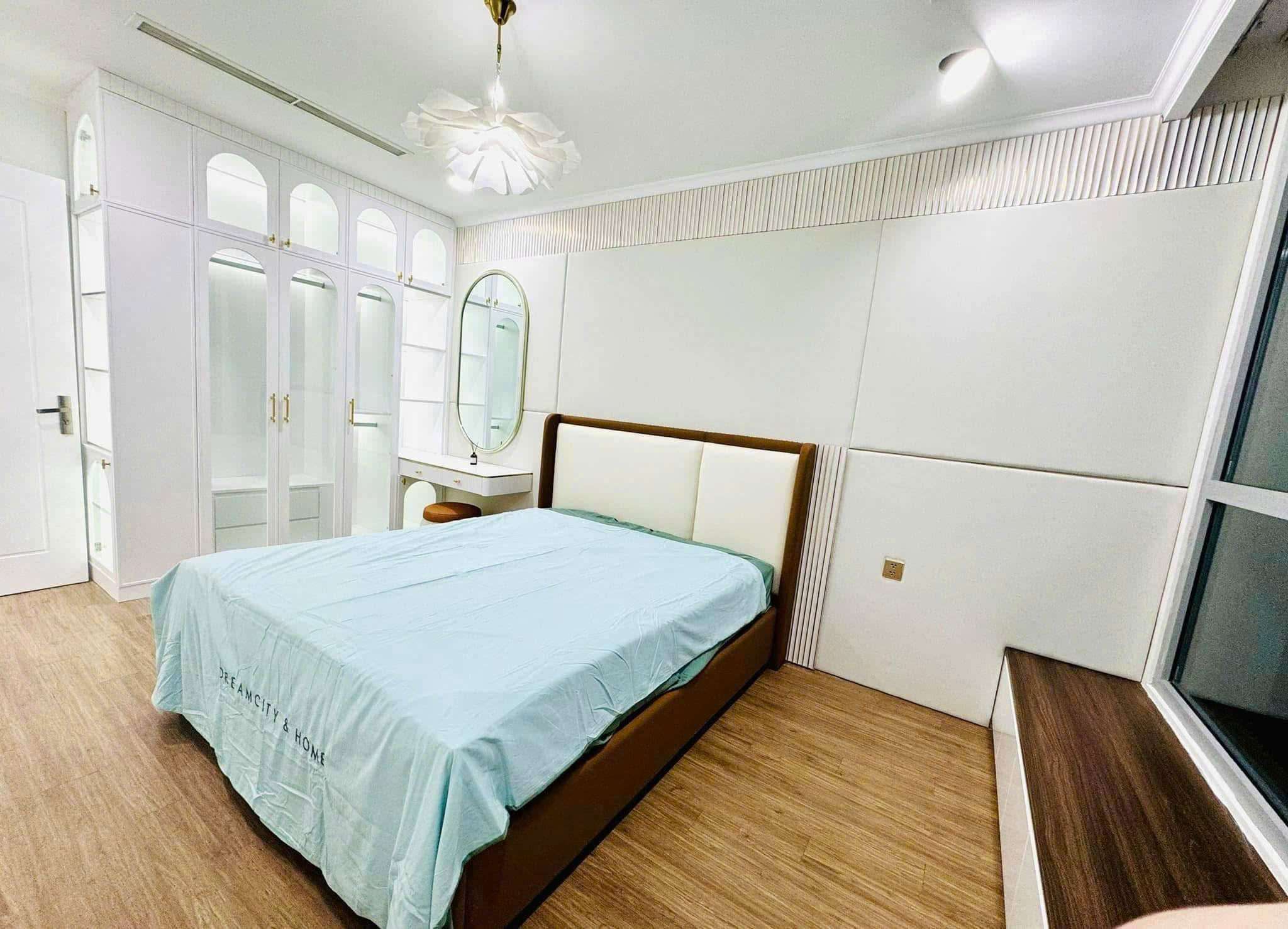 3 bedroom for rent in Vinhomes Central Park - Charming decor with white tone
