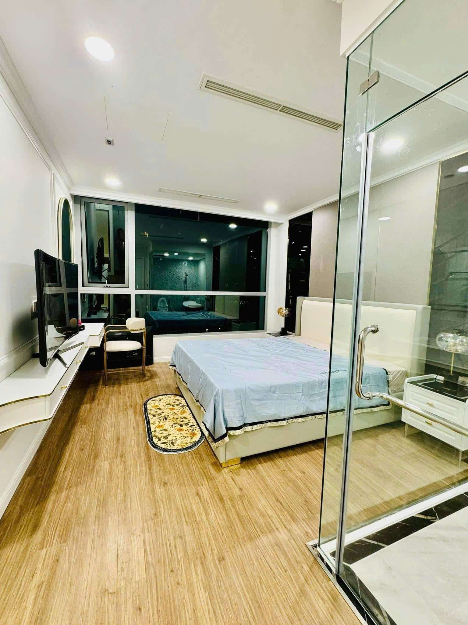 3 bedroom for rent in Vinhomes Central Park - Charming decor with white tone