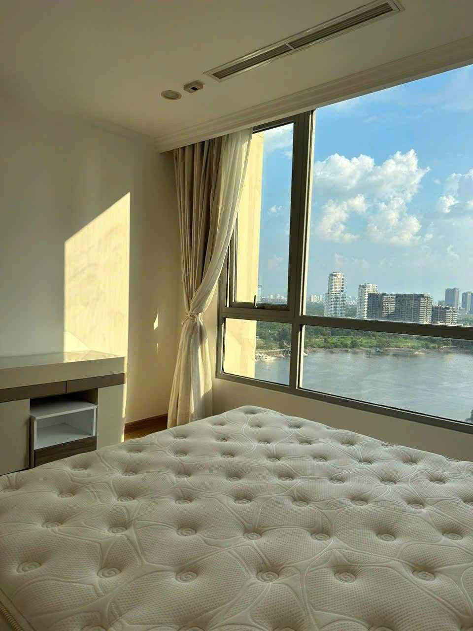 Vinhomes Central Park 2 bedroom for rent with tranquil river view