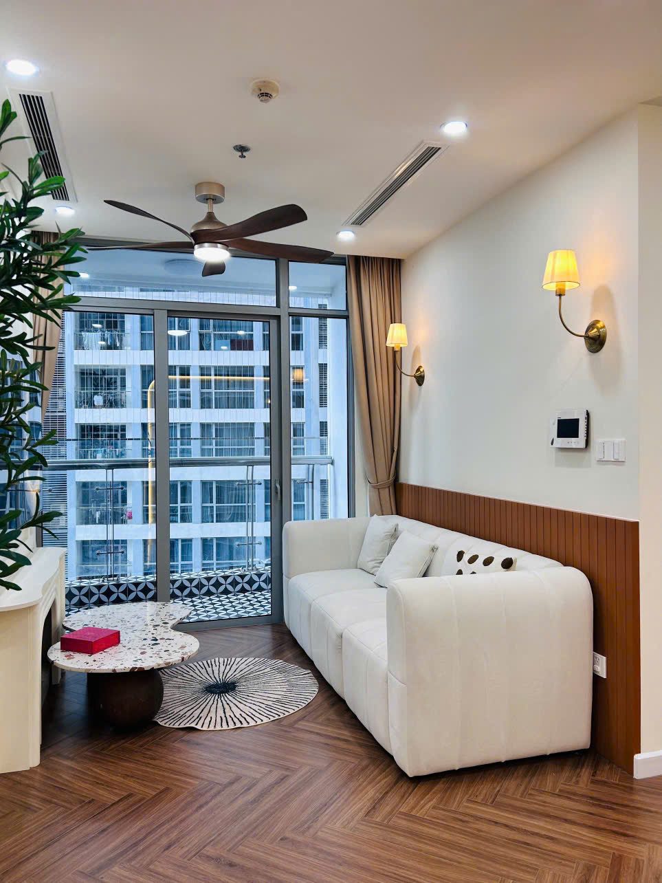 Vinhomes Central Park 3 bedroom apartment – Elegant in white, good rental 