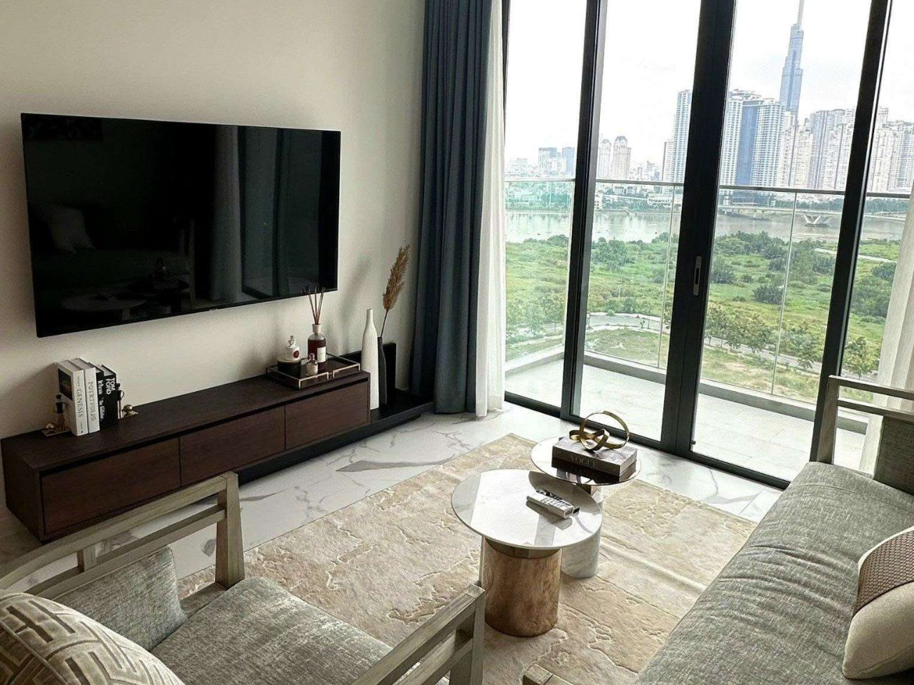High floor 2 bedroom apartment in Crest Residence with landmark 81 view