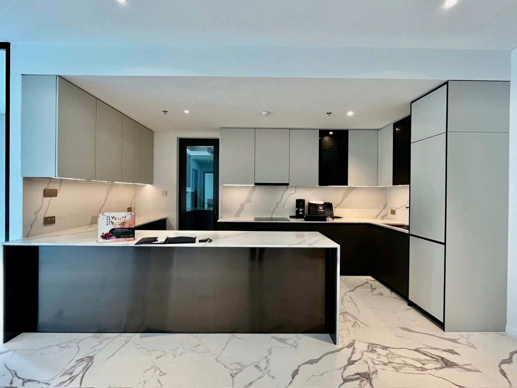 Metropole Crest Unfurnished 2BR For Rent - Modern, High Floor