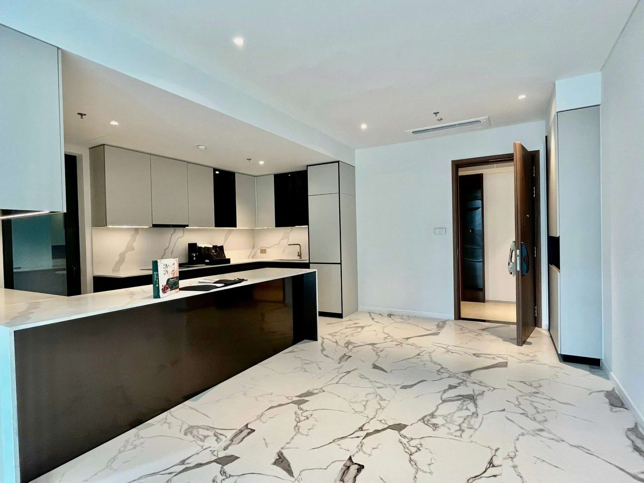 Metropole Crest Unfurnished 2BR For Rent - Modern, High Floor