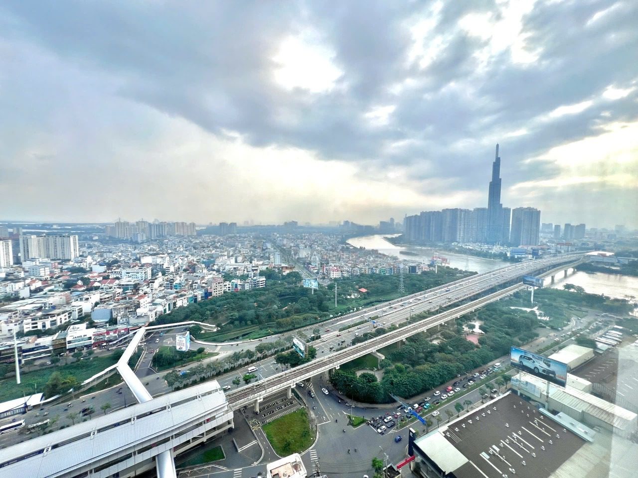 Thao Dien Pearl 3 bedroom for rent with Landmark81 view