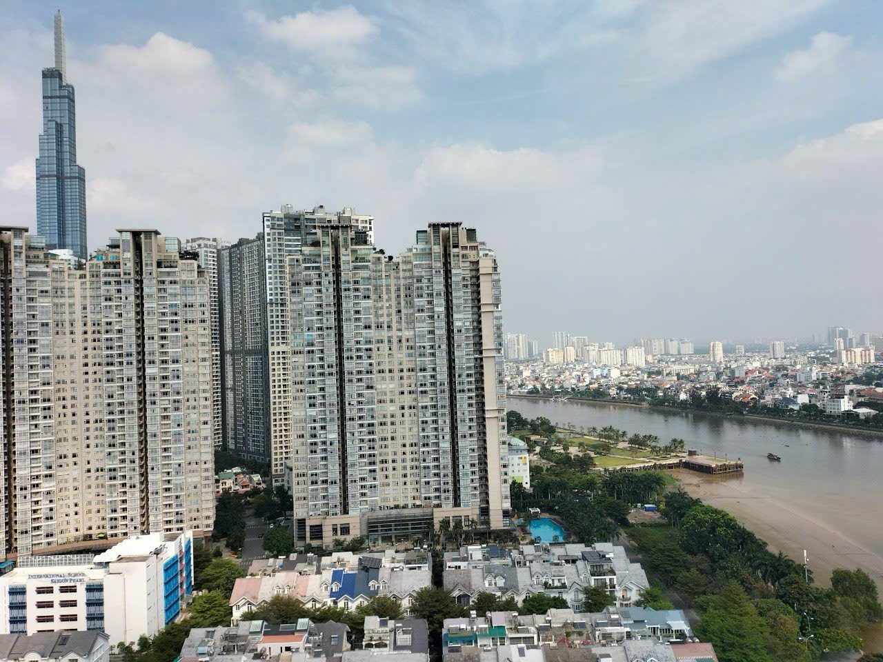 Unfurnished 2 bedroom for rent at Sunwah Pearl - L81 & river view