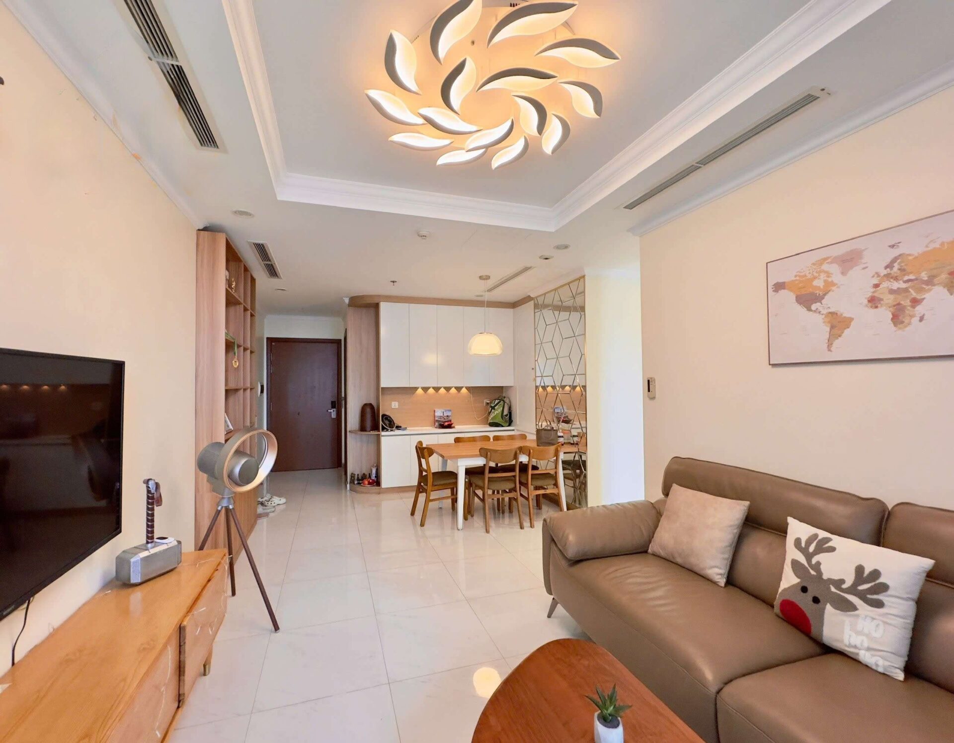 Vinhomes Central Park 2 bedrooms apartment for rent with high floor and full furniture