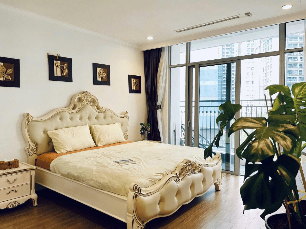 Vinhomes Central Park 4BR apartment for rent - Colorful furniture