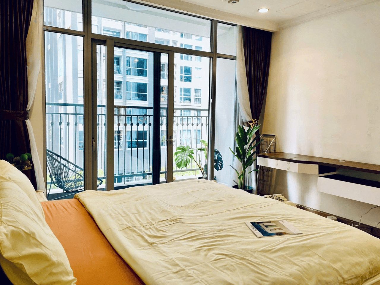Vinhomes Central Park 4BR apartment for rent - Colorful furniture