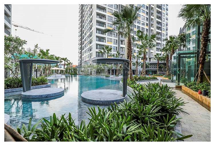 Landscaped swimming pool between the towers of Masteri An Phu