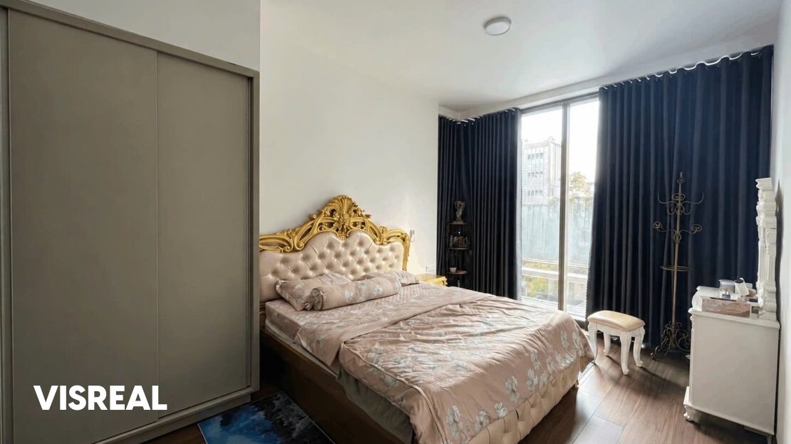 Bedroom with sliding wardrobe and wood floor, 3-bedroom apartment in Empire City